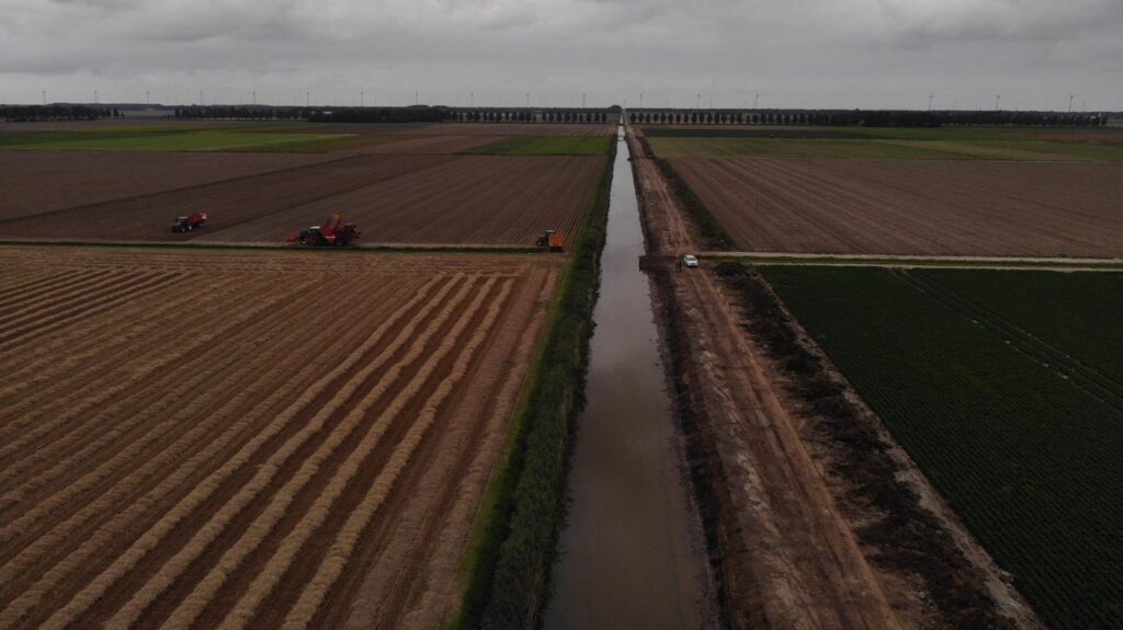 Duurzame oevers | Plasberm | waterkant | beschoeiing | onderwaterbeschoeiing| natte zone | ankers | duikers | biodiversiteit verhogen | waterschap | overzichtfoto